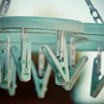 Stendino elettrico 99 in uso, asciugando bucato all'interno senza muffa e umidità.